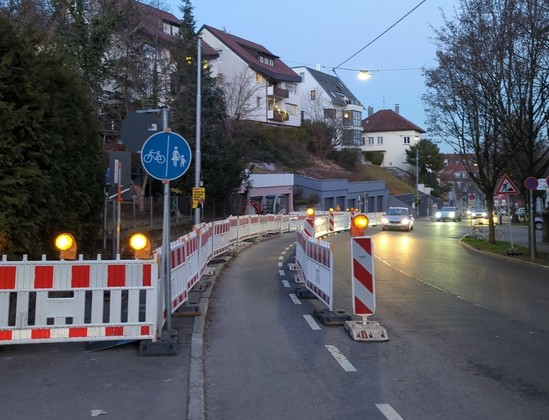 Zeppelinstraße bergab.
Gehweg auf der gegenüberliegenden (!) Seite durch Baustelle für ca. 50m gesperrt, linksseitiger Radschutzstreifen ist nun ein verpflichtender Irgendwie-Radweg?