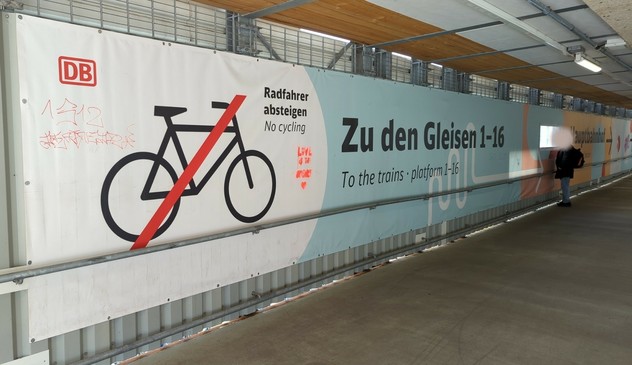 Radfahrer absteigen am Fernwanderweg