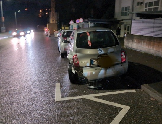 ein parkendes Auto, in das offenbar ein anderes rein gefahren ist