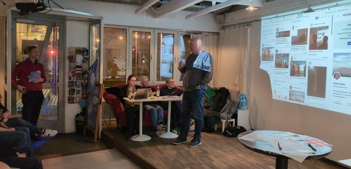 Ulrich Kelber auf der Bühne im Merlin Café vor der Fediwall.