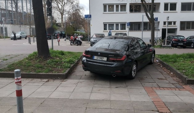 Auto mit CC Aufkleber parkt bei Tageslicht quer im Übergang
