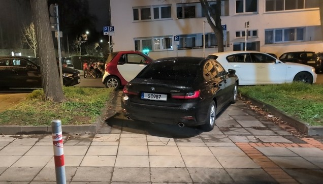 Auto mit CC Aufkleber parkt bei Dunkelheit immer noch quer im Übergang