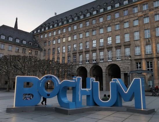 das blaue BochumSign, mit LED Beleuchtung