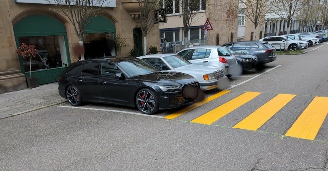 Autos parken dort, wo eigentlich ein temporärer Zebrastreifen sein sollte.