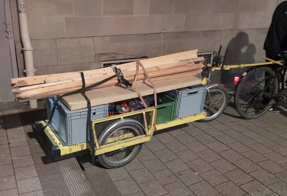 beladener Fahrrad Anhänger, nach Art einer CarlaCargo