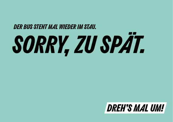 Türkise Textgrafik mit dem Spruch „Der Bus steht mal wieder im Stau. Sorry, zu spät." und darunter "Dreh’s mal um!“