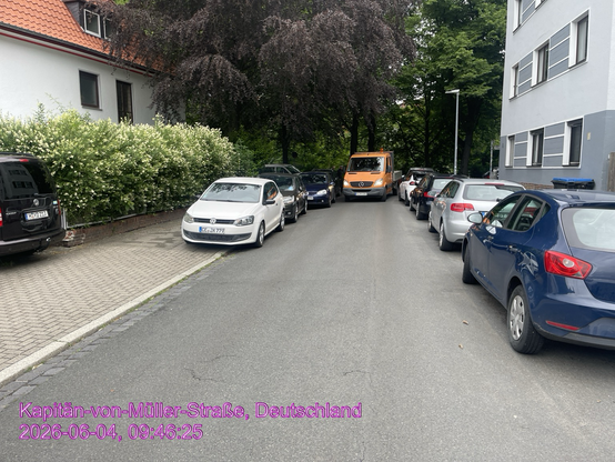 Illegale öffentliche Parkplätze- links Straße Seite-